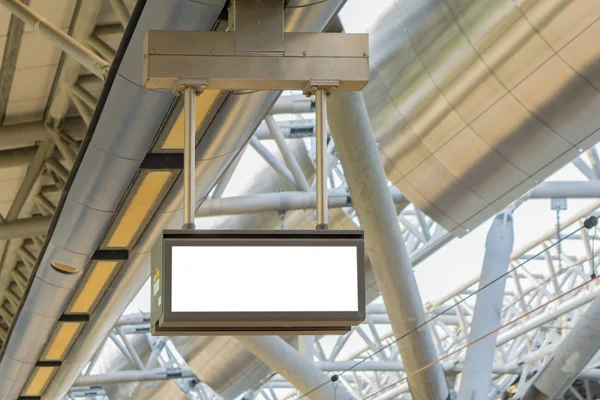 駅で吊り広告の空ブランクの看板 — ストック写真