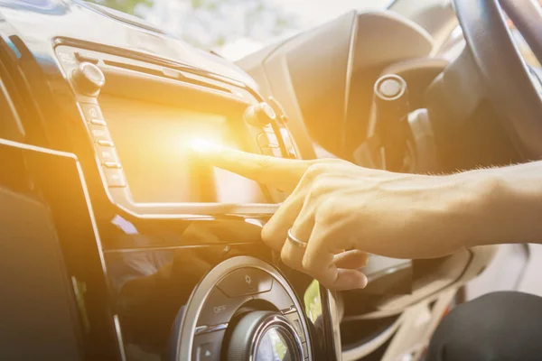 Homem Dirigindo Carro Usando Tela Sensível Toque Com Dedo — Fotografia de Stock