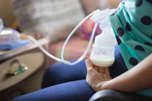 Mulher Usando Bomba Mama Automática Com Leite Hospital — Fotografia de Stock