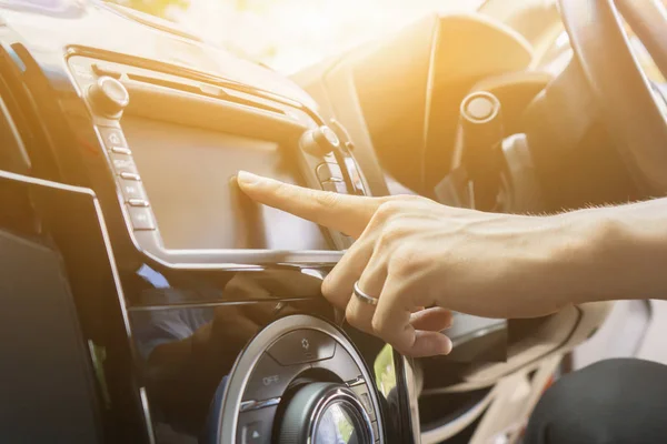 Homem Dirigindo Carro Usando Tela Sensível Toque Com Dedo — Fotografia de Stock