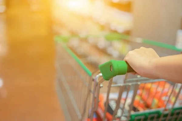 Mano Del Cliente Carrito Compra Supermercado —  Fotos de Stock