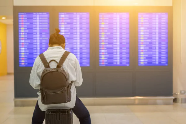 Młoda Dziewczyna Międzynarodowym Lotnisku Patrzy Tablicę Informacjami Locie Trzyma Paszport — Zdjęcie stockowe