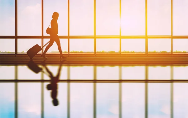 Θηλυκό Τουριστικές Περπατώντας Στο Αεροδρόμιο Τις Αποσκευές Στο Ηλιοβασίλεμα — Φωτογραφία Αρχείου