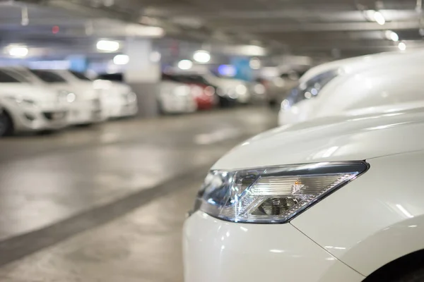 Luz Dianteira Automóvel Branco Estacionamento Carro — Fotografia de Stock