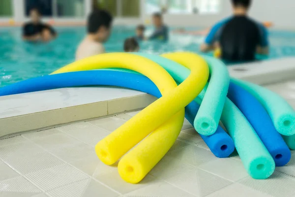 Skupina Plovoucí Bazén Nudle Různých Barvách Bazénu Lidmi Pozadí — Stock fotografie