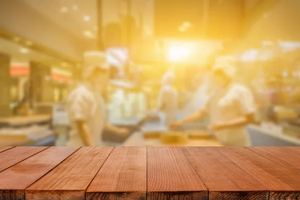 Prázdné Hnědý Dřevěný Stůl Restauraci Rozmazané Lidí Pozadí Světly Bokeh — Stock fotografie