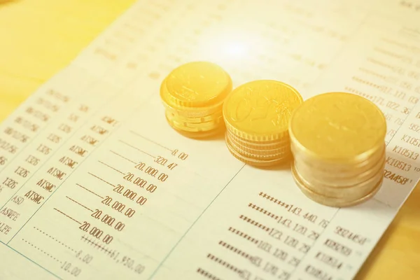 Monedas Sobre Papel Con Informe Financiero Mesa Oficina — Foto de Stock