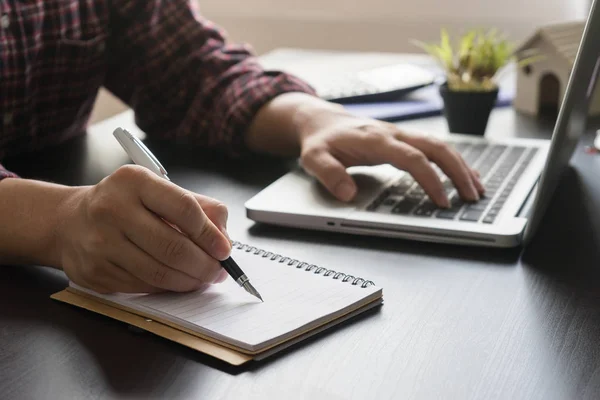 Gerente Masculino Escrevendo Caderno Vazio Usando Laptop — Fotografia de Stock