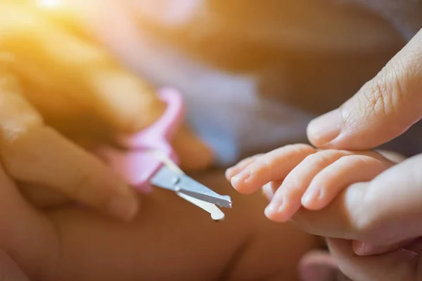 Madre Que Corta Las Uñas Las Manos Del Recién Nacido — Foto de Stock