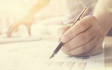 Yeni başlangıç projesi Office ile çalışan işadamı resim kırpılmış