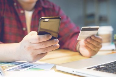 Kredi kartı kullanan işadamı, mobil bankacılık başvurusunda hesap bakiyesini doğruladı