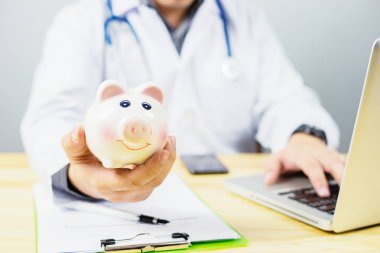 kumbara hastanede tutan doktor görüntü kırpılmış