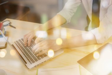 ofis çalışanı laptop klavye, kırpılmış atış kaydediyor