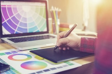 Masada çalışan grafik tasarım danışmanı