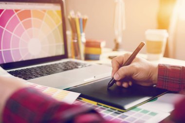 Grafik tasarımcı renk grafiği laptop ile dijital tablet kullanma