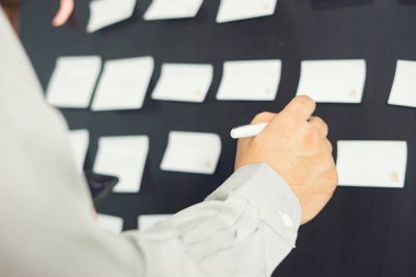 Konferans salonunda sunu sırasında beyaz tahta üzerinde işadamı koyarak fikirlerin resim kırpılmış