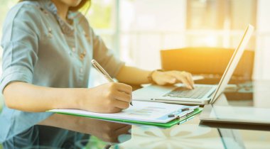 ofis çalışanı Pano üzerinde grafik üzerinde notlar için kalem kullanma