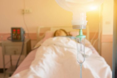 Acil serviste hasta ve infüzyon pompası için normal tuz çözeltisi veya sodyum klorür damlası
