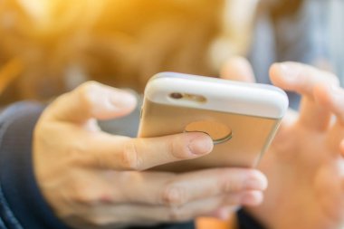 Smartphone, holding erkek eller yakın atış