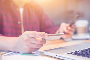 adam akıllı mobil bankacılık uygulaması ile kredi kartı hesap bakiyesi doğrular