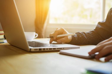 Evde office çalışan adam