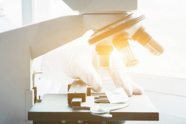 Médico Cientista Mãos Usando Microscópio Para Amostras Teste Química — Fotografia de Stock