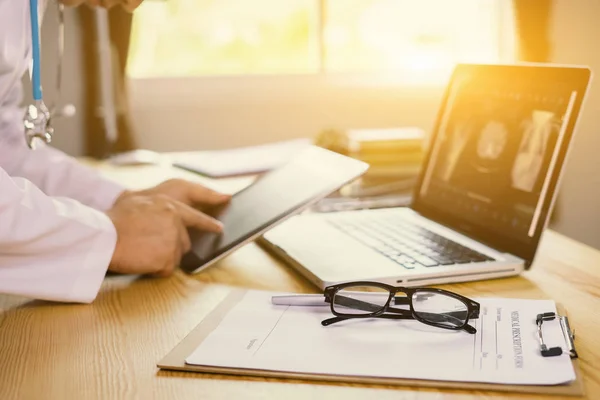 Medico Sul Posto Lavoro Con Laptop Occhiali Negli Appunti — Foto Stock