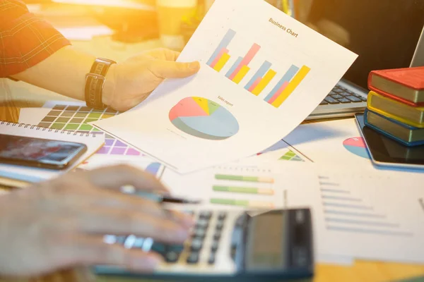 Skadrowana Biznesmen Analizowania Wykresów Inwestycji Kalkulatorem Biurze — Zdjęcie stockowe