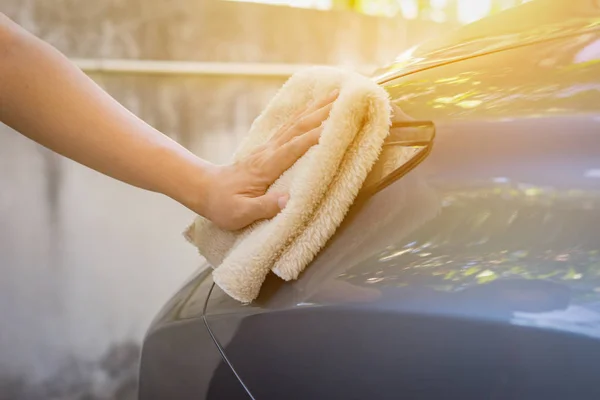 Bijgesneden Afbeelding Van Vrouw Auto Met Doek Schoonmaken — Stockfoto