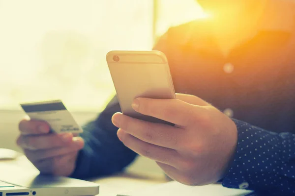 Άνθρωπος Επαληθεύει Υπόλοιπο Του Λογαριασμού Της Πιστωτικής Κάρτας Στο Smartphone — Φωτογραφία Αρχείου