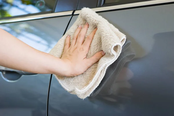 Bijgesneden Afbeelding Van Vrouw Auto Met Doek Schoonmaken — Stockfoto