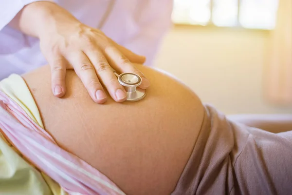Médico Usando Estetoscopio Blanco Examinando Mujer Embarazada Clínica —  Fotos de Stock