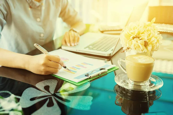 Mujer Negocios Utilizando Pluma Portapapeles Por Ordenador Portátil Escritorio — Foto de Stock