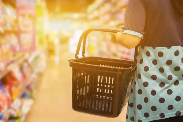 Imagen Recortada Mujer Compras Con Cesta Tienda —  Fotos de Stock