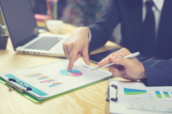 Businessman Hand Showing Diagram Financial Report — Stock Photo, Image