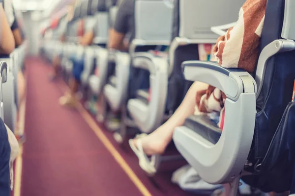 Interior Del Avión Con Pasajeros Sentados Asientos Pasillo Fondo —  Fotos de Stock