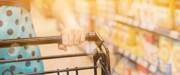 Imagen Recortada Mujer Compras Con Carro Tienda —  Fotos de Stock