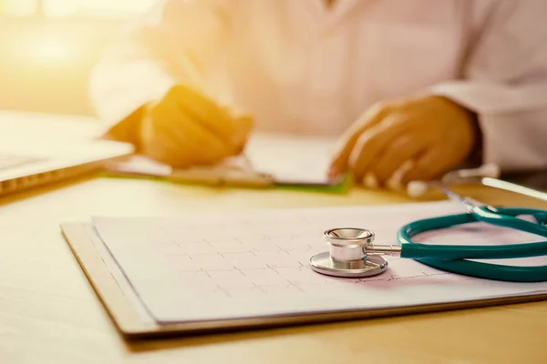 Doctor Masculino Escribiendo Prescripción Con Estetoscopio Portapapeles —  Fotos de Stock