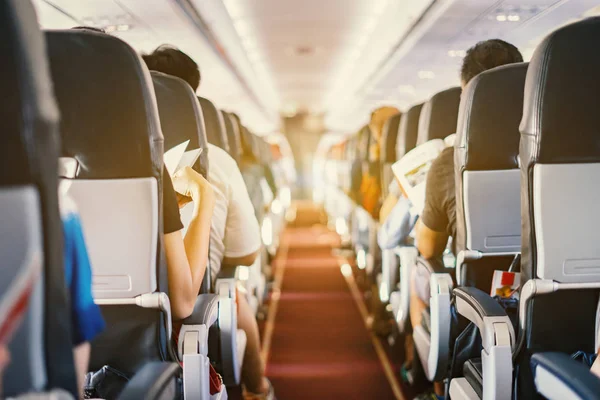 Εσωτερικό Του Αεροπλάνου Τους Επιβάτες Κάθονται Στα Καθίσματα Και Τις — Φωτογραφία Αρχείου
