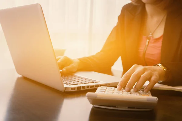 Mujer Negocios Utilizando Calculadora Por Ordenador Portátil Mesa — Foto de Stock