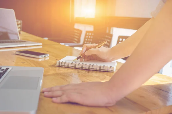 Gerente Masculino Poniendo Sus Ideas Escribiendo Plan Negocios Lugar Trabajo — Foto de Stock