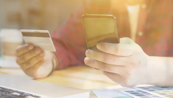 Abgeschnittenes Bild Von Geschäftsmann Mit Kreditkarte Und Smartphone Büro — Stockfoto