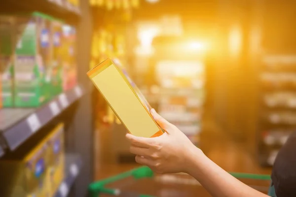 Kadın Süpermarkette Bir Kutu Tutuyor — Stok fotoğraf