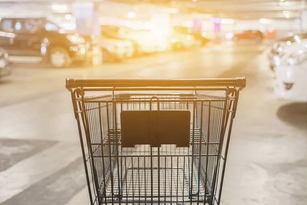 Carrinho Compras Vazio Estacionamento Supermercado — Fotografia de Stock