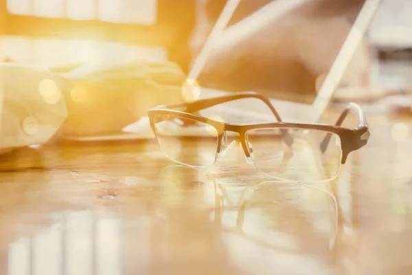 Óculos Olho Mesa Madeira Empresário — Fotografia de Stock
