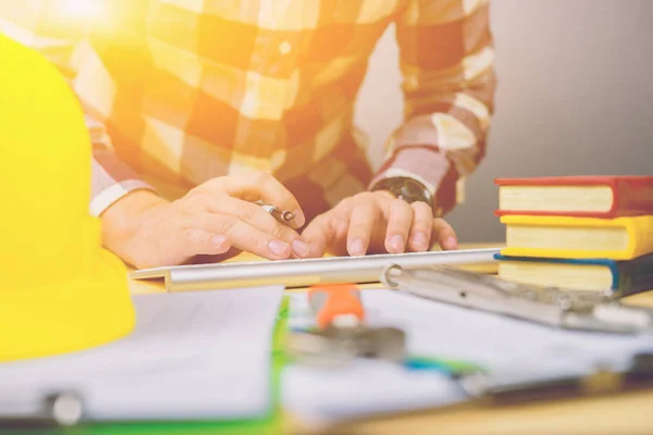 Arquitecto Que Trabaja Con Ordenador Portátil Planos — Foto de Stock