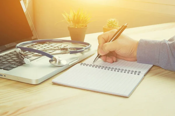 Doctor Masculino Escribiendo Prescripción Con Estetoscopio Teclado Portátil — Foto de Stock