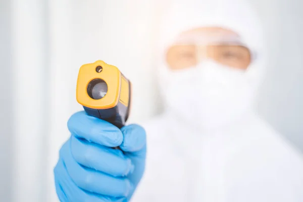 Medico Scienziato Medico Che Utilizza Pistola Termica Temperatura Misura Del — Foto Stock