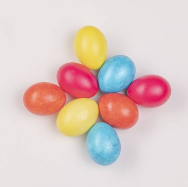 Beyaz arka planda çok renkli paskalya yumurtaları bir sürü