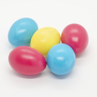 Beyaz arka planda beş paskalya yumurtası